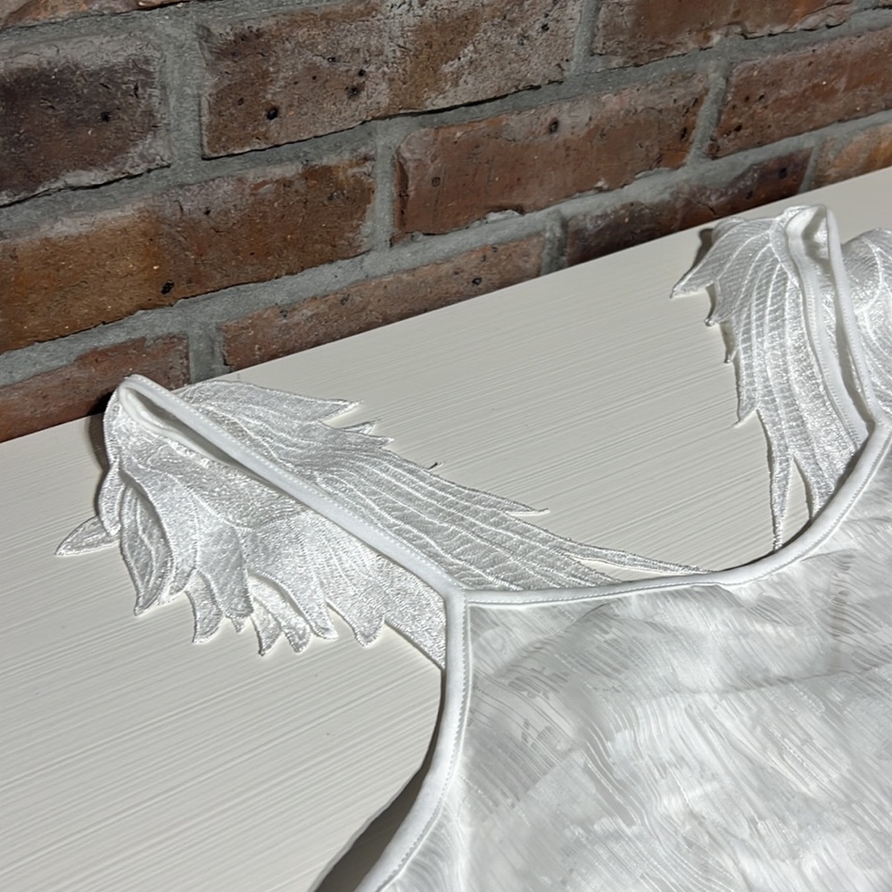 Gorgeous ROMWE white dress with beautiful“angel wings“ stripes - Picture 11 of 16